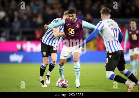 Burnley, Royaume-Uni. 21 février 2025. Milieu de terrain de Burnley Josh Laurent (29) lors du Burnley FC v Sheffield mercredi FC Skybet EFL Championship match à Turf Moor, Burnley, Angleterre, Royaume-Uni le 21 février 2025 crédit : Phil Duncan/Every second Media crédit : Every second Media/Alamy Live News Banque D'Images