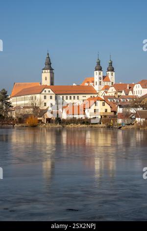 Ville historique avec des maisons et son reflet dans l'eau du lac Ulicky. Fait partie de l'UNESCO. Ciel bleu vif. Trois tours. Telc, république tchèque. Banque D'Images