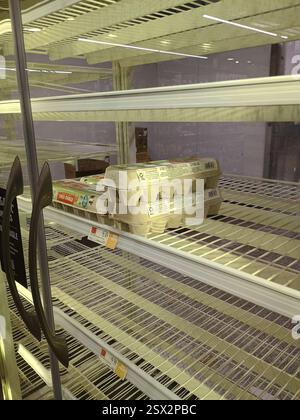 New York City, New York, États-Unis. 22 février 2022. Les étagères vides, qui sont généralement garnies d'œufs au marché Whole Foods Market dans la section Chelsea de Manhattan. Actuellement, il y a une pénurie d'œufs aux États-Unis en raison de l'épidémie de grippe aviaire qui a entraîné des prix élevés et des difficultés à obtenir des œufs pour les consommateurs et les entreprises qui en dépendent. Crédit : Adam Stoltman/Alamy Live News Banque D'Images