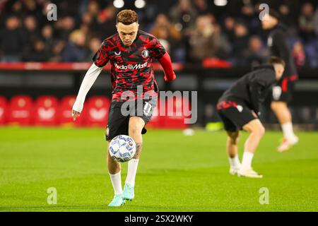 Rotterdam, pays-Bas. 22 février 2025. ROTTERDAM, PAYS-BAS - 22 FÉVRIER : échauffement de Quilindschy Hartman de Feyenoord lors du match néerlandais Eredivisie entre Feyenoord et Almere City FC au Stadion Feijenoord le 22 février 2025 à Rotterdam, pays-Bas. (Photo de Hans van der Valk/Orange Pictures) crédit : Orange pics BV/Alamy Live News Banque D'Images