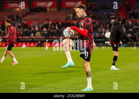 Rotterdam, pays-Bas. 22 février 2025. ROTTERDAM, PAYS-BAS - 22 FÉVRIER : échauffement de Quilindschy Hartman de Feyenoord lors du match néerlandais Eredivisie entre Feyenoord et Almere City FC au Stadion Feijenoord le 22 février 2025 à Rotterdam, pays-Bas. (Photo de Hans van der Valk/Orange Pictures) crédit : Orange pics BV/Alamy Live News Banque D'Images