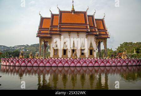 Wat Plai Laem, Bophut, Koh Samui, Thaïlande, 10 février, 2025, les visiteurs peuvent voir une structure colorée ressemblant à une maison au temple Banque D'Images