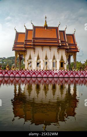 Wat Plai Laem, Bophut, Koh Samui, Thaïlande, 10 février, 2025, les visiteurs peuvent voir une structure colorée ressemblant à une maison au temple Banque D'Images