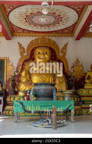 Koh Samui, Thaïlande, 10 février 2025, gros plan d'une figure de Bouddha ou de Dieu couleur or Banque D'Images