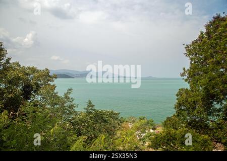 Koh Samui, Thaïlande, 10 février 2025, vue sur la mer et les collines de Koh Samui Banque D'Images