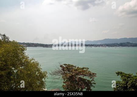 Koh Samui, Thaïlande, 10 février 2025, vue sur la mer et les collines de Koh Samui Banque D'Images