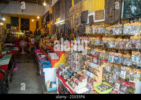 Koh Samui, Thaïlande, 10 février 2025, gros plan photo de produits de la boutique de souvenirs Banque D'Images