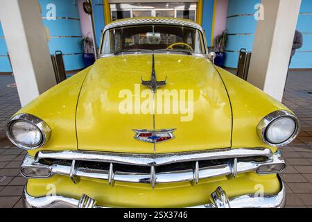 Sao Paulo, Brésil, 28 juillet 2021 - jaune Chevrolet Bel Air, avec des gouttes de pluie. Banque D'Images