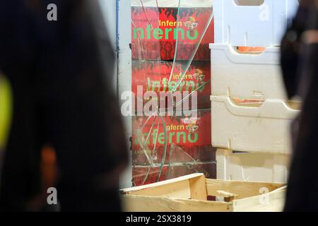 Wuppertal, Allemagne. 22 février 2025. Plusieurs fenêtres ont été brisées dans une bagarre de masse dans un supermarché arabe. Il a été incapable de dire quoi que ce soit au sujet du nombre de personnes impliquées ou des blessures possibles. Crédit : Christoph Reichwein/dpa/Alamy Live News Banque D'Images