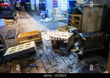 Wuppertal, Allemagne. 22 février 2025. Des caisses en bois détruites se trouvent sur le sol devant un supermarché arabe à Wuppertal-Barmen après une bagarre de masse. Il a été incapable de dire quoi que ce soit au sujet du nombre de personnes impliquées ou des blessures possibles. Crédit : Christoph Reichwein/dpa/Alamy Live News Banque D'Images