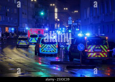 Wuppertal, Allemagne. 22 février 2025. Des ambulances et des voitures de police sont sur les lieux dans le district de Barmen. Une dispute entre deux familles s'est intensifiée - une opération policière majeure est en cours à cause de la bagarre et il y a des blessés. Crédit : Christoph Reichwein/dpa/Alamy Live News Banque D'Images