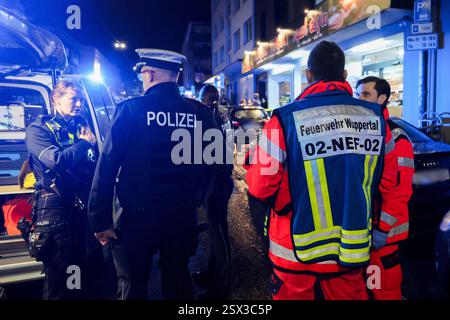 Wuppertal, Allemagne. 22 février 2025. Des policiers et des services d'urgence se tiennent sur les lieux dans le district de Barmen. Une dispute entre deux familles s'est intensifiée - une opération policière majeure est en cours à cause de la bagarre et il y a des blessés. Credit : Christoph Reichwein/dpa - ATTENTION : les plaques d'immatriculation ont été pixelisées pour des raisons légales/dpa/Alamy Live News Banque D'Images
