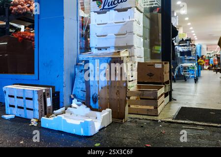 Wuppertal, Allemagne. 22 février 2025. Des caisses en bois détruites se trouvent devant un supermarché arabe dans le quartier de Barmen après une bagarre de masse. Une dispute entre deux familles s'est intensifiée - une opération policière majeure est en cours à cause de la bagarre et il y a des blessés. Crédit : Christoph Reichwein/dpa/Alamy Live News Banque D'Images