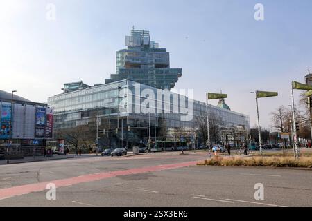 Verwaltungsgebäude der Norddeutschen Landesbank Nord/LB. Außenansicht. Architekt : Behnisch, Behnisch & Partner. Bürogebäude am Aegidientorplatz, Stahlbetonskelett mit Glasfassaden verkleidet. DEU, Deutschland, Niedersachsen, Hanovre, 20.02.2025: *** Bâtiment administratif de Norddeutsche Landesbank Nord LB vue extérieure architecte Behnisch, Behnisch partenaire bâtiment de bureau sur Aegidientorplatz, ossature en béton armé revêtue de façades en verre DEU, Allemagne, basse-Saxe, Hanovre, 20 02 2025 Banque D'Images