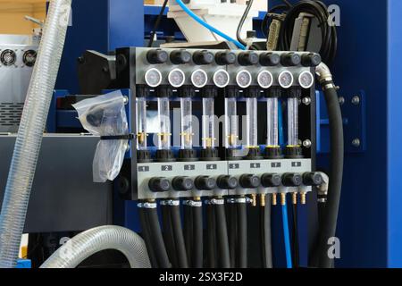 Partie d'une machine industrielle hydraulique, leviers de commande d'une machine hydraulique, système de tuyau hydraulique haute pression industriel connecté à un tuyau en acier Banque D'Images