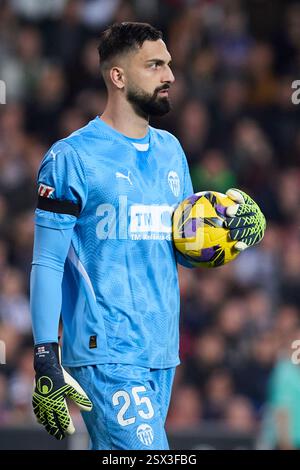 Valencia, Espagne. 22 février 2025. VALENCE, ESPAGNE - 22 FÉVRIER : Giorgi Mamardashvili gardien de but de Valencia CF regarde pendant le match la Liga EA Sports entre Valencia CF et le Club Atletico de Madrid au stade Mestalla le 22 février 2025 à Valence, Espagne. (Photo de Jose Torres/photo Players images/Magara Press) crédit : Magara Press SL/Alamy Live News Banque D'Images