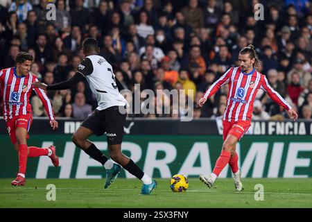 Valencia, Espagne. 22 février 2025. VALENCE, ESPAGNE - 22 FÉVRIER : Antoine Griezmann de l'Atletico de Madrid court avec le ballon lors du match la Liga EA Sports entre Valencia CF et le Club Atletico de Madrid au stade Mestalla le 22 février 2025 à Valence, Espagne. (Photo de Jose Torres/photo Players images/Magara Press) crédit : Magara Press SL/Alamy Live News Banque D'Images