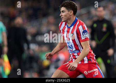 Valencia, Espagne. 22 février 2025. VALENCE, ESPAGNE - 22 FÉVRIER : Julian Alvarez de l'Atletico de Madrid regarde pendant le match la Liga EA Sports entre Valencia CF et Club Atletico de Madrid au stade Mestalla le 22 février 2025 à Valence, Espagne. (Photo de Jose Torres/photo Players images/Magara Press) crédit : Magara Press SL/Alamy Live News Banque D'Images