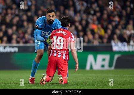 Valencia, Espagne. 22 février 2025. VALENCE, ESPAGNE - 22 FÉVRIER : Julian Alvarez de l'Atletico de Madrid et Giorgi Mamardashvili gardien de Valence CF réagissent lors du match la Liga EA Sports entre Valencia CF et le Club Atletico de Madrid au stade Mestalla le 22 février 2025 à Valence, Espagne. (Photo de Jose Torres/photo Players images/Magara Press) crédit : Magara Press SL/Alamy Live News Banque D'Images