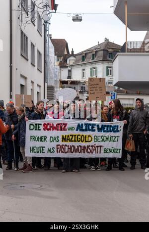 Einsiedeln, Suisse. 22 février 2025. Les manifestants défilent dans la ville d'Einsiedeln, la résidence de la politicienne allemande d'extrême droite de l'AFD Alice Weidel, pour manifester contre la montée de la politique de droite. Crédit : Fabienne Koch/Alamy Live News Banque D'Images