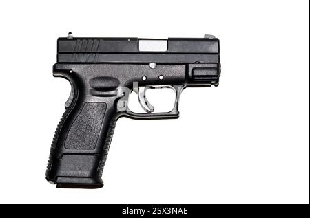 Arme de poing semi-automatique noire compacte dissimulée portant licence sur fond blanc concept de lois de contrôle des armes à feu. Banque D'Images