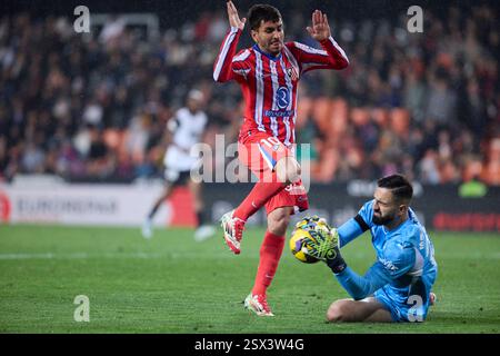 Valencia, Espagne. 22 février 2025. VALENCE, ESPAGNE - 22 FÉVRIER : Angel Correa de l'Atletico de Madrid concourt pour le ballon avec Giorgi Mamardashvili gardien de Valence CF lors du match la Liga EA Sports entre Valencia CF et le Club Atletico de Madrid au stade Mestalla le 22 février 2025 à Valence, Espagne. (Photo de Jose Torres/photo Players images/Magara Press) crédit : Magara Press SL/Alamy Live News Banque D'Images
