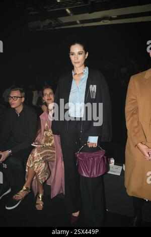 Madrid, Espagne. 22 février 2025. Ella Travolta au premier rang de la collection « LolaCasademunt » lors de la Pasarela Cibeles Mercedes-Benz Fashion week Madrid 2025 à Madrid, le Satuday, le 22 février 2025. Crédit : CORDON PRESS/Alamy Live News Banque D'Images