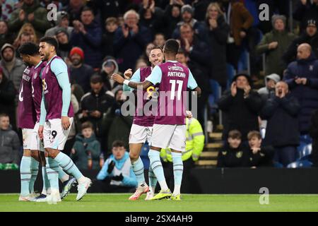 Burnley, Royaume-Uni. 21 février 2025. Le milieu de terrain de Burnley Josh Brownhill (8) marque un BUT 2-0 et célèbre l'attaquant de Burnley Jaidon Anthony (11) lors du match Burnley FC vs Sheffield Wednesday FC Skybet EFL Championship à Turf Moor, Burnley, Angleterre, Royaume-Uni le 21 février 2025 crédit : Phil Duncan/Every second Media crédit : Every second Media/Alamy Live News Banque D'Images