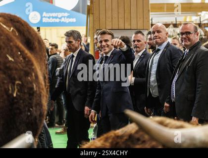 Saint Ouen, Paris, France. 22 février 2025. Le Président de la République en visite au salon international de l'agriculture qui célèbre sa 60ème édition à la porte de Versailles. (Crédit image : © Sadak Souici/ZUMA Press Wire) USAGE ÉDITORIAL SEULEMENT! Non destiné à UN USAGE commercial ! Banque D'Images