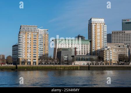 Vue depuis les rives sud de la Tamise (2025) vers une partie du domaine de Canary Wharf, (appelé Riverside North), Londres, Royaume-Uni. Banque D'Images