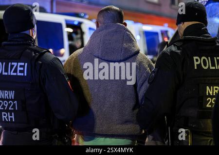 Wuppertal, Allemagne. 22 février 2025. au contrôle d'identité. Une dispute entre deux familles s'était déjà intensifiée, causant des blessures. La police est intervenue. Crédit : Christoph Reichwein/dpa/Alamy Live News Banque D'Images