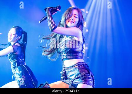 Milan Italie. 20 février 2025. Le girl Group sud-coréen KISS OF LIFE, également connu sous le nom de KIOF, se produit en direct sur scène à Alcatraz lors du « Kiss Road in Europe Tour » Banque D'Images