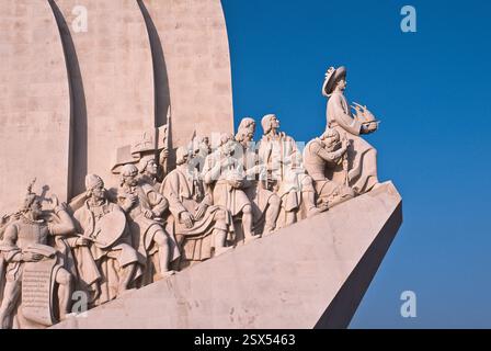 Monument aux découvertes, terminé en 1960, commémorant le 500e anniversaire de la mort du prince Henri le navigateur, se trouve sur la rive du Tage Banque D'Images