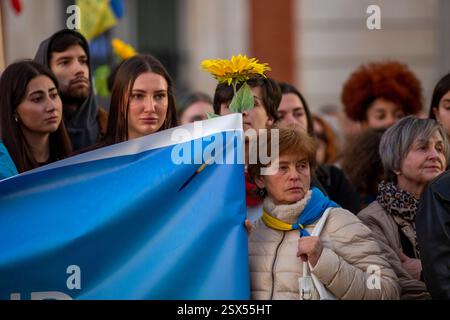 Madrid, Espagne. 22 février 2025. Des membres de la communauté ukrainienne de Madrid tiennent une banderole, lors d'une manifestation dans le centre de Madrid, commémorant le troisième anniversaire de l'invasion russe de l'Ukraine. Crédit : SOPA images Limited/Alamy Live News Banque D'Images
