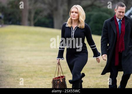 WASHINGTON – 22 février 2025 : Karoline Leavitt, attachée de presse de la Maison Blanche, arrive à la pelouse sud de la Maison Blanche sur Marine One après sa visite à CPAC. Crédit : Joshua Sukoff/Medill News Service Banque D'Images