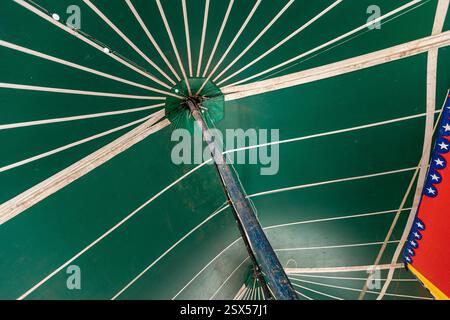 Images multicolores d'une tente de cirque dans la campagne du Brésil Banque D'Images