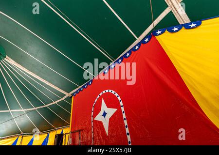 Images multicolores d'une tente de cirque dans la campagne du Brésil Banque D'Images
