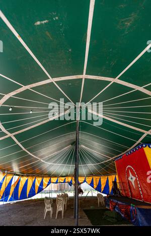 Images multicolores d'une tente de cirque dans la campagne du Brésil Banque D'Images