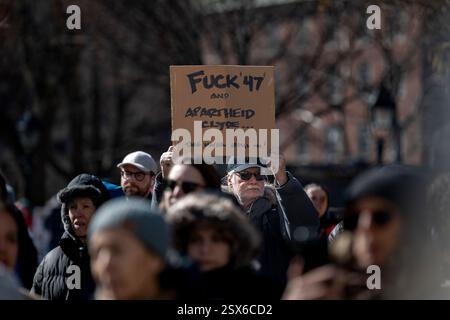 New York, États-Unis. 22 février 2025. Les manifestants se rassemblent pour un rassemblement et défilent pour exiger le renvoi du maire de New York, Eric Adams. Les activistes continuent de critiquer la décision de la gouverneure de New York Kathy Hochul de ne pas démettre Eric Adams de ses fonctions et de condamner ce que les manifestants qualifient de « position faible » contre le gel des fonds fédéraux par l'administration du président américain Donald Trump, les licenciements massifs et le mépris des contrats syndicaux. (Photo de Michael Nigro/Pacific Press) crédit : Pacific Press Media production Corp./Alamy Live News Banque D'Images