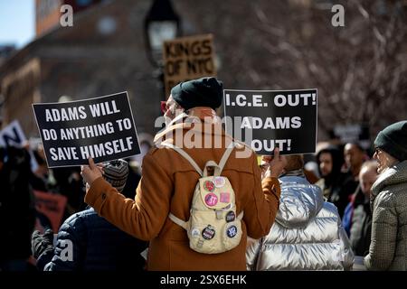 New York, États-Unis. 22 février 2025, New York City, New York, États-Unis : les manifestants se rassemblent pour un rassemblement et une marche pour exiger que le maire de New York, Eric Adams, soit licencié. Les activistes continuent de critiquer la décision de la gouverneure de New York Kathy Hochul de ne pas démettre Eric Adams de ses fonctions et de condamner ce que les manifestants disent être une ''position faible'' contre le gel des fonds fédéraux par l'administration du président américain Donald Trump, les licenciements massifs et le mépris des contrats syndicaux. Crédit : ZUMA Press, Inc/Alamy Live News Banque D'Images