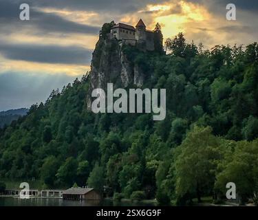 Le château de Bled, construit avant 1011, surplombe le lac de Bled en Slovénie Banque D'Images