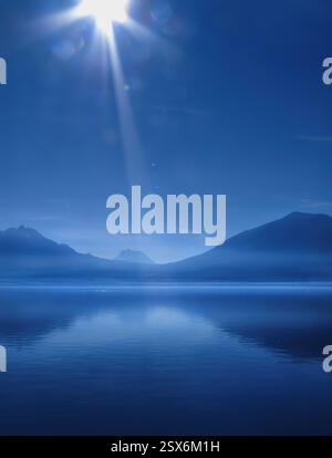 Photographie de paysage du lac Léman par une journée ensoleillée, reflets de l'objectif, les montagnes qui se reflètent dans le lac, bleu monochrome, espace copie, vertical Banque D'Images