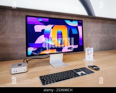 Paris, France - 18 février 2025 : un Apple Mac Mini avec une puce M4 est exposé aux côtés d'un Studio Display, d'un Magic Keyboard sans fil et d'une Magic Mouse Banque D'Images