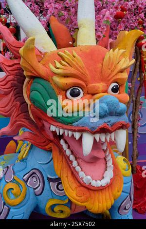 Statue de dragon colorée installée à l'occasion des festivités du nouvel an chinois à Bangkok, en Thaïlande Banque D'Images