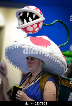 Pékin, Canada. 21 février 2025. Un cosplayer pose pour des photos lors de la Fan Expo Vancouver 2025 à Vancouver, Colombie-Britannique, Canada, le 21 février 2025. En tant qu’un des plus grands événements de bande dessinée, de science-fiction, d’anime et de jeu au Canada, le spectacle annuel se tient ici du 21 au 23 février. Crédit : Liang Sen/Xinhua/Alamy Live News Banque D'Images