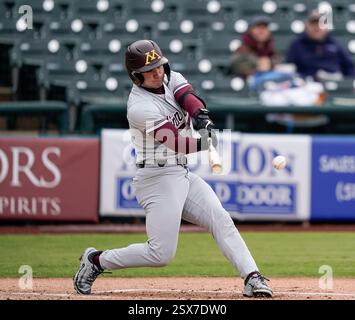 Drew Berkland (15 ans), l'outfielder des Golden Gophers du Minnesota, se balance sur un terrain en première manche lors du match de baseball Round Rock Classic entre les Golden Gophers du Minnesota et les cavaliers de Virginie à Dells Diamond le 22 février 2025 à Austin, Texas. (Photo par : Jerome Hicks/ crédit : Sipa USA/Alamy Live News Banque D'Images