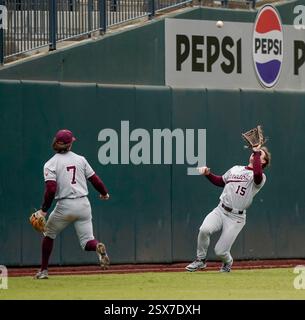 Minnesota Golden Gophers OF/C Drew Berkland (15 ans) attrape un fly ball lors du match de baseball Round Rock Classic entre les Golden Gophers du Minnesota et les cavaliers de Virginie au Dells Diamond le 22 février 2025 à Austin, Texas. (Photo par : Jerome Hicks/ crédit : Sipa USA/Alamy Live News Banque D'Images