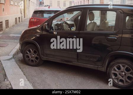 Cremona, Italie 9 février 2025 Fiat Panda 4x4 noir garé avec intérieur beige et appuie-tête beige visible à Cremona, Italie Banque D'Images