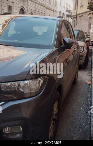 Cremona, Italie 9 février 2025 vue de face d'une Volkswagen T Cross 1,0 TSI grise garée dans une rue étroite de Crémone, reflétant l'agitation environnante Banque D'Images