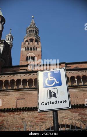 Cremona, Italie 9 février 2025 panneau de stationnement indiquant un parking réservé aux personnes handicapées avec la cathédrale de Crémone en arrière-plan Banque D'Images